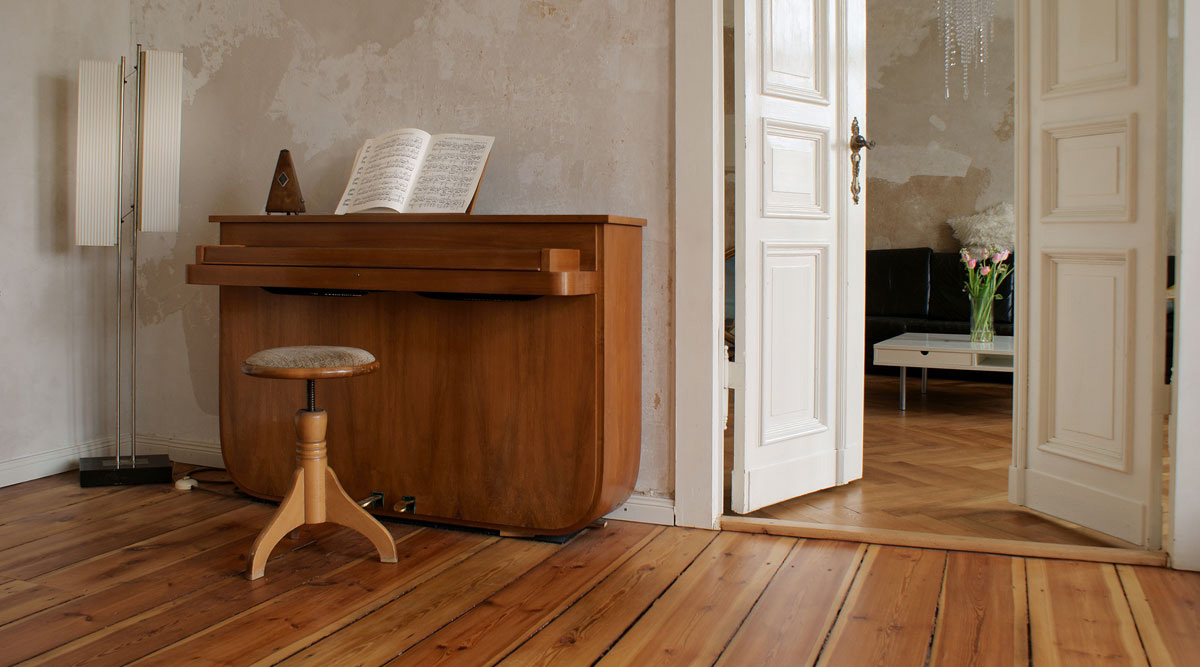 Altbauwohnung mit Klavier und Hocker, Holzdielenboden, shabby-chic
