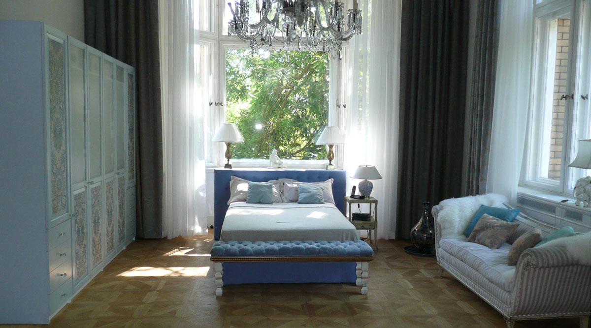  Raumkonzepte Online: Schlafzimmer Villa am Wannsee, eingerichtet im amerikanischen Stil mit Bett, Couch und Schrank