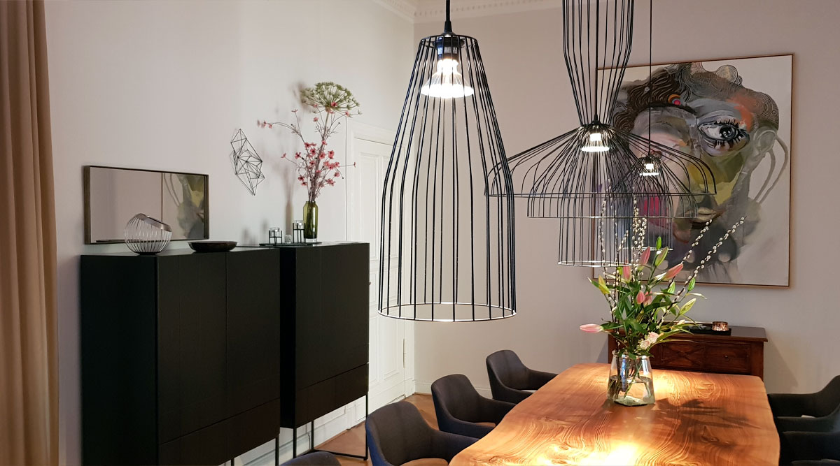 Schönes Esszimmer anthrazit Highboard mit eleganten Pendelleuchten / Long table nice lamps