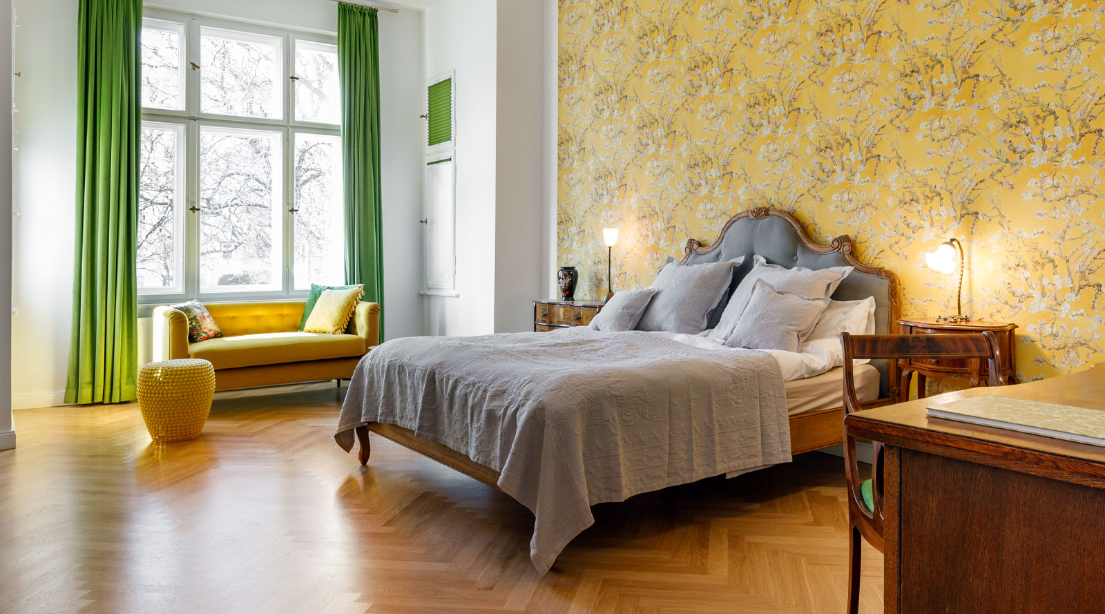Wohnen auf Zeit, Schlafzimmer mit Van Gogh Tapete, möblierte Alt